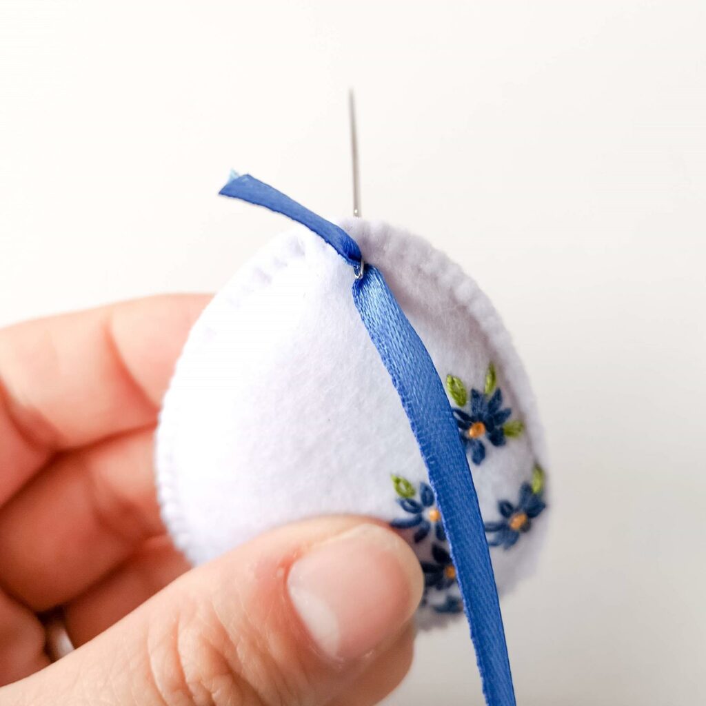 Making a felt decoration Easter egg