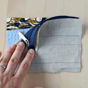 Embroidered zipper pouch tutorial 9 Sew zipper scaled - etmdesigns.eu - Embroidered zipper pouch tutorial - 4 https://etmdesigns.eu/2021/06/14/embroidered-zipper-pouch-tutorial/ -